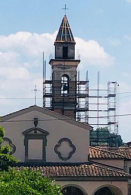 Il campanile e la chiesa della Vergine